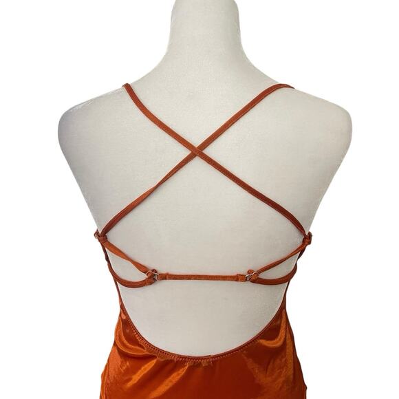 NWT Out From Under Womens Medium Bodysuit Thong Open Back Top Underwire Cups - Picture 11 of 11